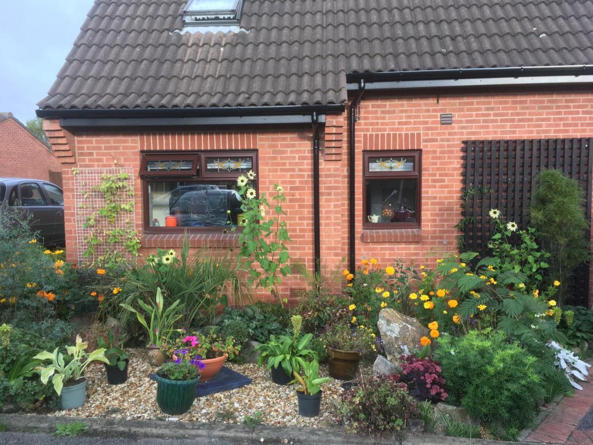 Heanor Self Contained Ground Floor Bedroom With Ensuite Wet Room Continental Breakfast Included Parking For 1 Car Outside מראה חיצוני תמונה