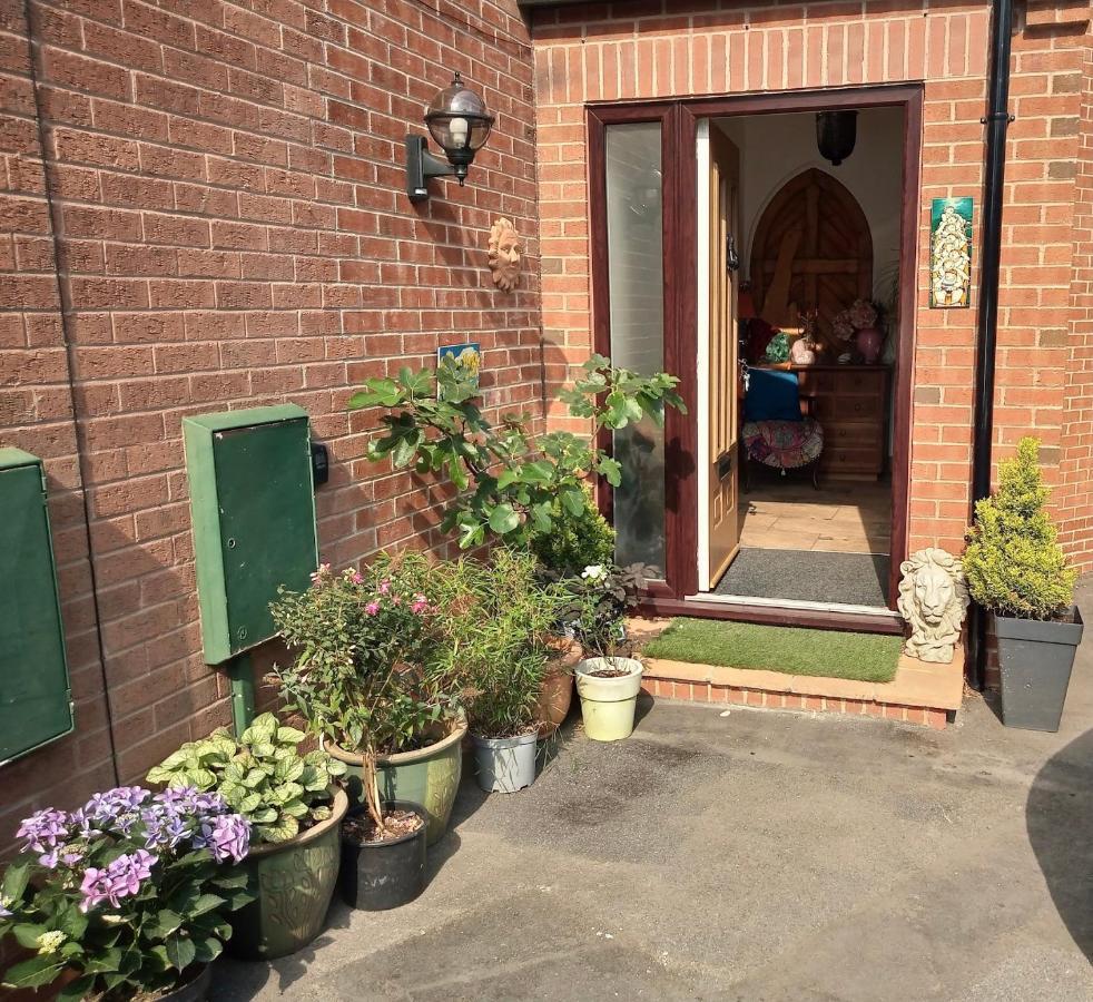 Heanor Self Contained Ground Floor Bedroom With Ensuite Wet Room Continental Breakfast Included Parking For 1 Car Outside מראה חיצוני תמונה